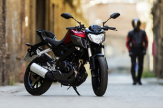  Yamaha R25 sắp có thêm phiên bản nakedbike 