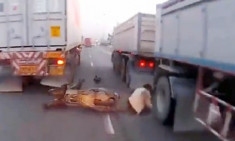  Luồn lách vượt ẩu, tay lái môtô ngã vào xe tải 