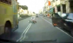  Người đi xe máy thiệt mạng vì tài xế mở cửa xe bất cẩn 