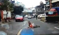  Người phụ nữ bò ra đường nằm ăn vạ ôtô 