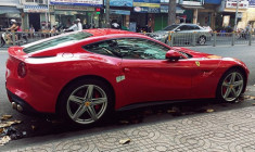  Siêu xe Ferrari F12 Berlinetta xuất hiện trên đường phố Sài Gòn 