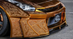  Siêu xe Nissan GT-R chạm trổ sơn vàng 