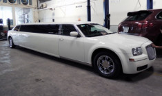  Xế độc limousine Chrysler 300 Touring ở Sài Gòn 