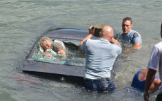  Cảnh sát đập vỡ kính sau cứu nữ tài xế khỏi ôtô chìm 