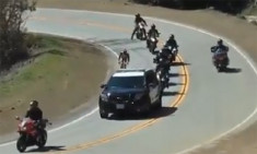  Đoàn xe kiên nhẫn bò lên dốc vì một chiếc xe đạp 