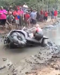  Khi nữ giới trổ tài off-road 