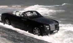  Mang Rolls-Royce xuống biển rửa xe 