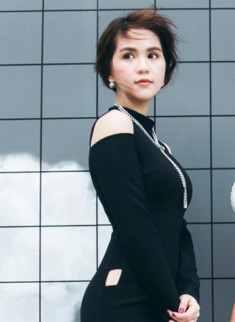  Ngọc Trinh mặc váy bó khoe dáng trên đường phố Hàn Quốc 