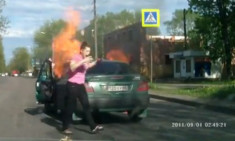  Nữ tài xế bị bỏng khi ôtô bốc cháy giữa đường 