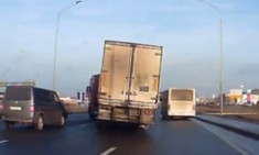  Pha đánh lái siêu đẳng tránh tai nạn của tài xế xe tải 
