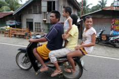  Philippines cấm trẻ nhỏ đi xe máy 
