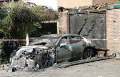  Porsche Panamera cháy rụi trước cửa garaga 