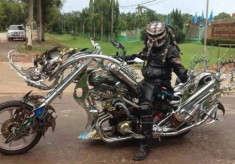  ‘Predator’ cưỡi môtô trên đường 