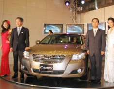  Toyota ra mắt Camry mới với giá giảm 