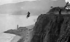  Xe máy nhảy dù từ vách núi dựng đứng 