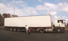  Xe máy phanh bằng chân để tránh lao gầm xe tải 