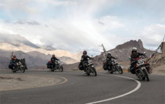  5 cô gái Pháp phượt Himalaya bằng môtô 500 phân khối 