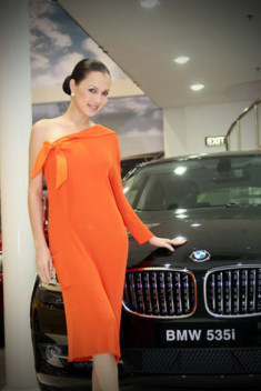  Á hậu Ngọc Oanh bên BMW serie 5 GT 
