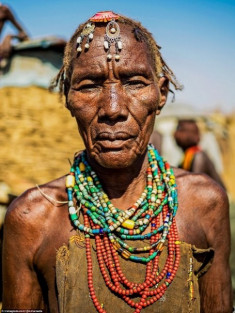 Ba bộ tộc làm đẹp kỳ quái ở Ethiopia 