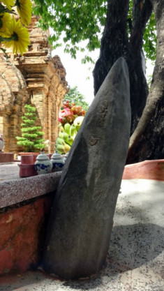 Bí ẩn hòn đá hình lưỡi bên trong Tháp Bà ở Nha Trang	