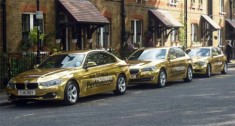  Bộ ba BMW mạ vàng đi khắp nước Anh 