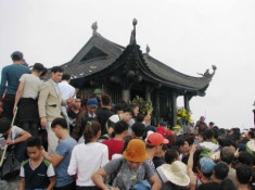 Du khách chen chân ở Yên Tử, đền Thượng dù chưa khai hội	