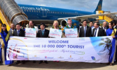 Du lịch Việt Nam đón khách quốc tế thứ 10 triệu English	