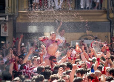 Góc tối của lễ hội phụ nữ khoe ngực trần tại Tây Ban Nha 