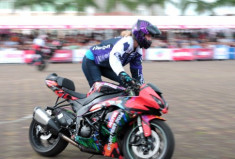  Hai tay lái Mỹ biểu diễn môtô mạo hiểm tại Hà Nội 
