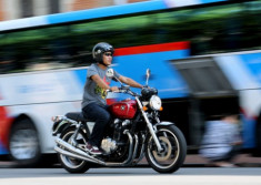  Hoài cổ với Honda CB1100 trên đường phố Sài Gòn 