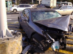  Hyundai Genesis coupe đầu tiên bị tai nạn 