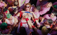 Lễ hội phụ nữ khoe ngực để đàn ông chạm ở Tây Ban Nha 