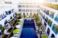 Ngỡ ngàng trước khách sạn đẹp như Santorini thu nhỏ ở Đà Nẵng
