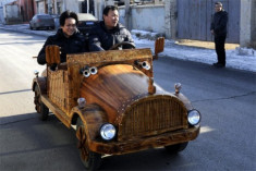  Người thợ mộc tự chế ôtô điện bằng gỗ 