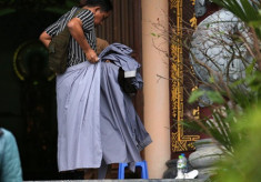 Nhà chùa cho khách mượn váy quây để ‘không mặc phản cảm’	