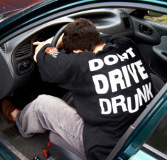  Uống bao nhiêu rượu trước khi lái xe là quá giới hạn? 