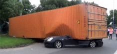  Container đè bẹp sedan, nữ tài xế sống sót thần kỳ 