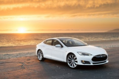  Tesla Model S thêm tính năng để chống lại BMW i8 