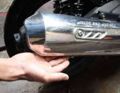  Nhà sản xuất lo ngại về tấm cản pô inox trên xe máy 