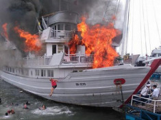 Chủ tàu sẽ bồi thường cho khách trong vụ cháy trên vịnh Hạ Long	