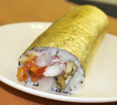 Cuộn sushi bọc vàng có giá gần 100 USD 