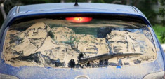  Vẽ tranh bằng bụi trên xe hơi 