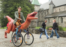  Cưỡi xe đạp khủng long đi xuyên Na Uy 