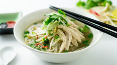 Dinh dưỡng từ bát phở ăn liền.