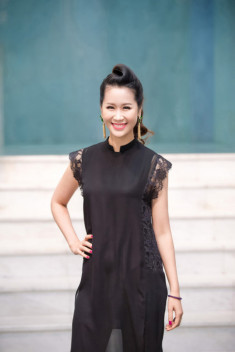 Hoa hậu Dương Thùy Linh tái xuất rạng rỡ đi xem thời trang
