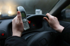  Tịch thu điện thoại khi lái xe gây tai nạn 