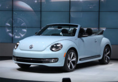 Volkswagen Beetle mui trần 2013 giá từ 24.500 USD 