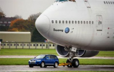  Volkswagen chơi trội, dùng xe kéo máy bay 