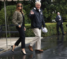 Đệ nhất phu nhân Mỹ Melania Trump bị mắng oan vì đi giày cao gót tới thăm vùng siêu bão