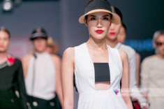 Lần đầu tiên trong lịch sự thời trang Việt, người mẫu catwalk mà chân không chạm sàn